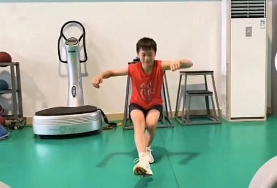 不知火舞被三个小男孩